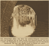 870221 Gezicht op de Oudegracht te Utrecht van onder de Smeebrug door met op de achtergrond de Weesbrug.